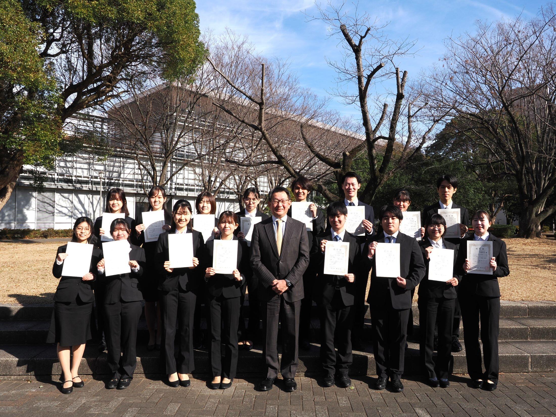 横手学長（前列中央）から参加した学生へ激励のコメントと講話もありました